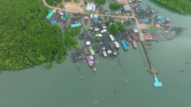 Balıkçı limanının yukarıdan görünüşü, jetli balıkçı köyü, sisli havada uçan insansız hava aracı kamerası, yüksek açılı video.