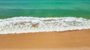 Deniz dalgaları kumlu kıyı su yüzeyine çarpıyor, inanılmaz dalgalar deniz doğası ve seyahat arka planı