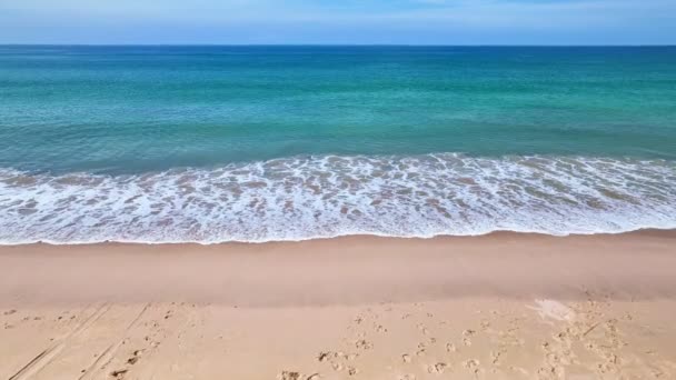 Ondas Mar Batendo Superfície Água Costa Arenosa Ondas Surpreendentes Natureza — Vídeo de Stock