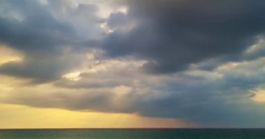 Gün batımında ya da gün doğumunda tropik bulutlar doğada inanılmaz hafif dramatik bulutlar