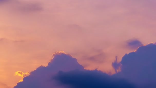 壮大なカラフルな雲日没や日の出で熱帯の雲自然の中で驚くべき光劇的な雲風景 — ストック動画