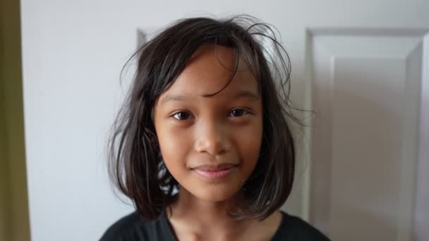 Nahaufnahme Porträt Des Netten Jährigen Mädchens Das Die Kamera Schaut — Stockvideo