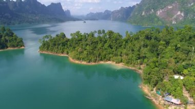 Tayland 'daki tropik dağ zirvesi güzel takımadalar Tayland manzarası dağları Khao Sok Ulusal Parkı' ndaki göl manzarası inanılmaz doğa manzarası