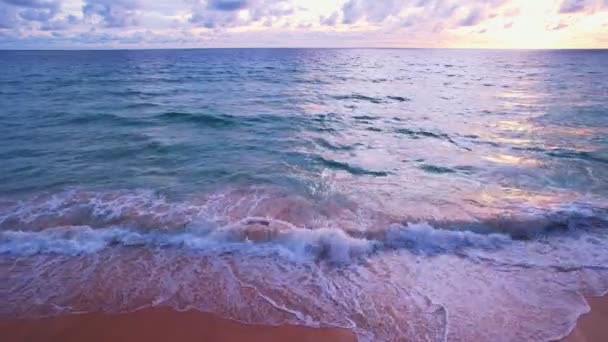 Üst Manzara Güzel Dalgalar Deniz Yüzeyi Kumlu Kıyılara Çarpan Inanılmaz — Stok video