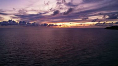 Hava manzarası Deniz yüzeyinde güzel gün batımı güzel dalga inanılmaz gün batımı ya da deniz üzerinde gün doğumu gökyüzü dramatik gökyüzü