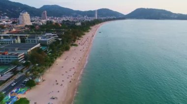 Aerial View Incrediing Patong plajı seyahat eden insanların plajda dinlendiği yaz mevsiminde Phuket Adası Tayland 'da güzel deniz insanları plajda seyahat eden insanlar yaz boyunca birçok dinlenen insanla plaj.