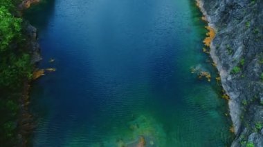 Hava manzaralı göl ya da gölet Güneşli güzel ve bakir doğanın muhteşem manzarası güzel güzel hava gününde Drone kamerasından alınan yüksek kaliteli video güzel su yüzeyinde