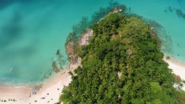 Phuket Thailand 'daki hava manzaralı Surin plajı yaz mevsiminde güzel bir deniz.