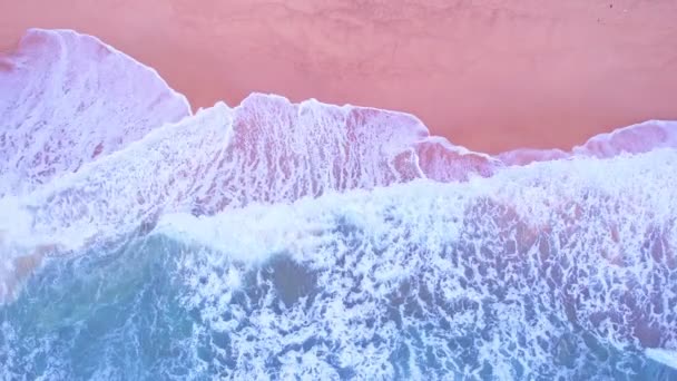 Top View Mooie Golven Zeeoppervlak Kust Verbazingwekkende Golven Crashen Zandige — Stockvideo