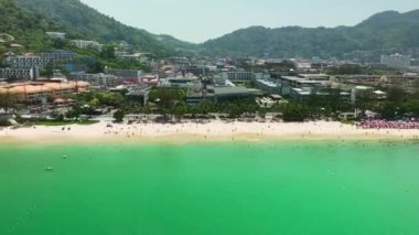 Mart 2023 'te Patong plajı Phuket Tayland' da, Aerial view hiperlapse 4-k insansız hava aracı manzarası
