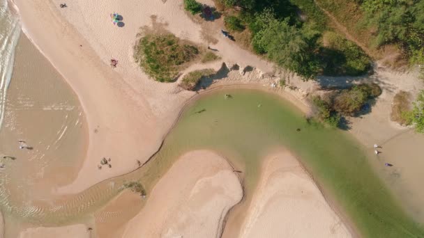 鸟瞰乃哈恩海滩与游客在沙滩上畅游 — 图库视频影像