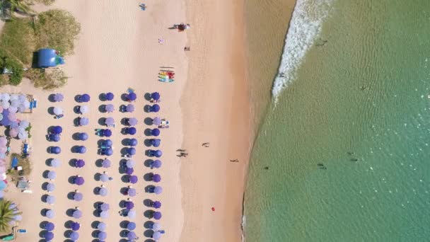 Luftaufnahme Nai Harn Beach Mit Reisenden Menschen Entspannung Strand — Stockvideo