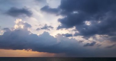 Günbatımında ya da gündoğumunda renkli bulutlar Doğada inanılmaz hafif dramatik bulutlar