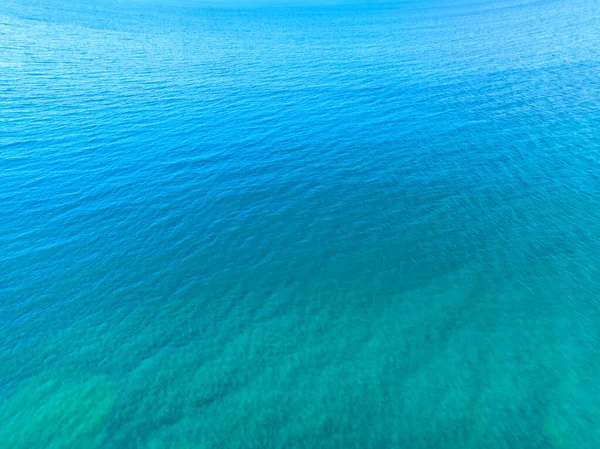 海の表面の空中ビューの水の表面のテクスチャ 青い波の海の背景美しい自然素晴らしい景色の背景 — ストック写真