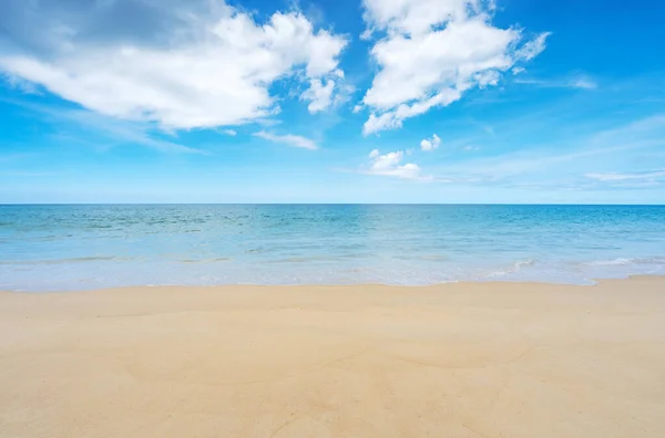 夏季海滩问候背景 热带沙滩蓝海蓝天云彩背景 自然背景或夏季背景图像 — 图库照片