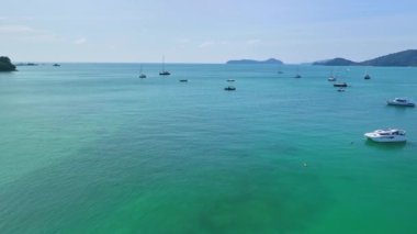 Güneşli bir sabahta Phuket Tayland 'da inanılmaz bir deniz, güzel bir deniz arka planı.