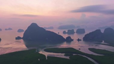 Güneşin doğuşunun havadan görünüşü, Tayland 'da sabah güneşiyle dağların doğuşu, doğanın inanılmaz manzarası, gökyüzü dramatik bulutlar sihirli anda, dağların üzerinde fantastik doğal drone zamanı.