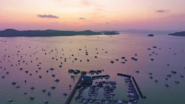 Rıhtımdaki Yat ve yelkenlinin drone hipervanesi, Chalong Bay Phuket thailand, doğanın inanılmaz gün doğumu gökyüzü deniz üzerindeki ışığı, Timelapse gökyüzü gündoğumu ya da günbatımı arka planı