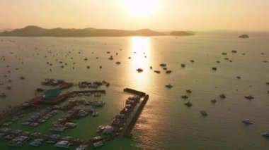 Rıhtımdaki Yat ve yelkenlinin drone hipervanesi, Chalong Bay Phuket thailand, doğanın inanılmaz gün doğumu gökyüzü deniz üzerindeki ışığı, Timelapse gökyüzü gündoğumu ya da günbatımı arka planı