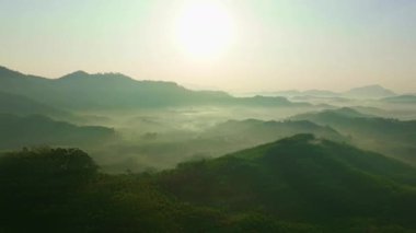 Güneşin doğuşunun havadan görünüşü, Tayland 'da sabah güneşiyle dağların doğuşu, doğanın inanılmaz manzarası, gökyüzü dramatik bulutlar sihirli anda, dağların üzerinde fantastik doğal drone zamanı.