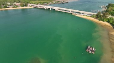 Sarasin Köprüsü karayolu taşımacılığı kavramının hava görüntüsü. Köprü, Phang Nga ve Phuket adası Tayland arasında bir köprü. Köprü, iş ve ulaşım alanında en önemli olanıdır.