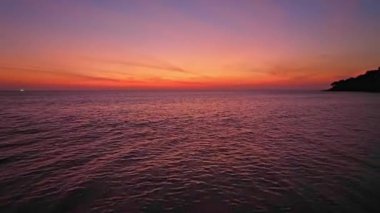 Hava manzarası Deniz yüzeyinde güzel gün batımı güzel dalga inanılmaz gün batımı ya da deniz üzerinde gün doğumu gökyüzü dramatik gökyüzü