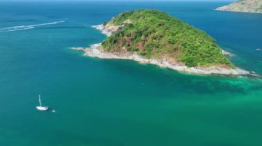 Muhteşem deniz kıyısı güzel deniz, güzel Phuket Adası Tayland 'daki Tropikal okyanus manzarası