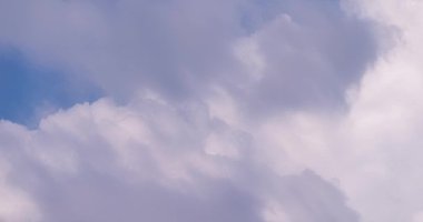 Mavi gökyüzü beyaz bulutlar Bulutlu zaman çizelgesi İnanılmaz yaz mavi gökyüzü Doğada zaman kaybı İyi hava günü arkaplan 4-K