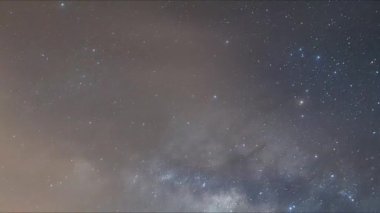 İnanılmaz doğa zamanı Samanyolu galaksisi yıldızları, Phang Nga Tayland 'da gece gündüz görülen zaman çizelgesi, gece gökyüzünde güzel doğa 60 FPS. 4K Renkli bulutlar dağların üzerinde gün doğumu