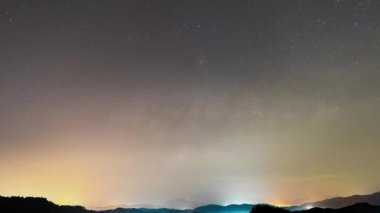 İnanılmaz doğa zamanı Samanyolu galaksisi yıldızları, Phang Nga Tayland 'da gece gündüz görülen zaman çizelgesi, gece gökyüzünde güzel doğa 60 FPS. 4K Renkli bulutlar dağların üzerinde gün doğumu