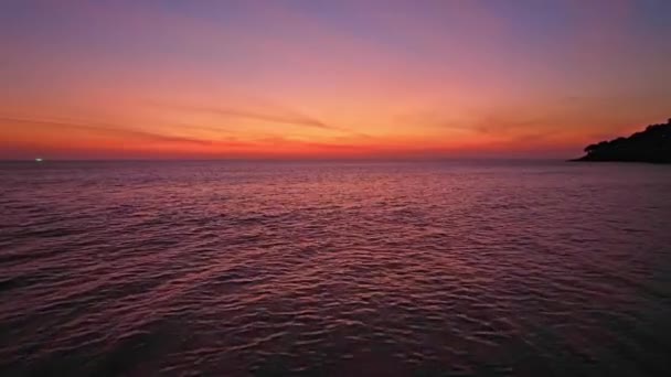 空中风景美丽的风景日落在海面上美丽的波浪迷人的阳光日落或日出在海面上的天空戏剧化的天空 — 图库视频影像
