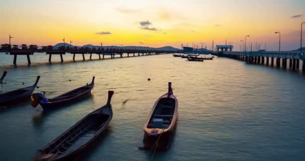 时间在日出或日落的时候掠过Chalong码头在普吉岛的海面上美丽的五彩斑斓的天空美丽的浅色天空在天空背景中飘扬着戏剧性的云彩 — 图库视频影像