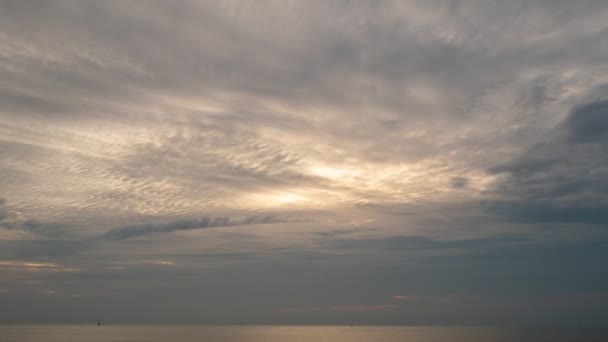 時間の経過自然美しい日没の空カラフルな暗い雲の風景空 日の出や日没の空の背景に驚くべき黒い雲 — ストック動画