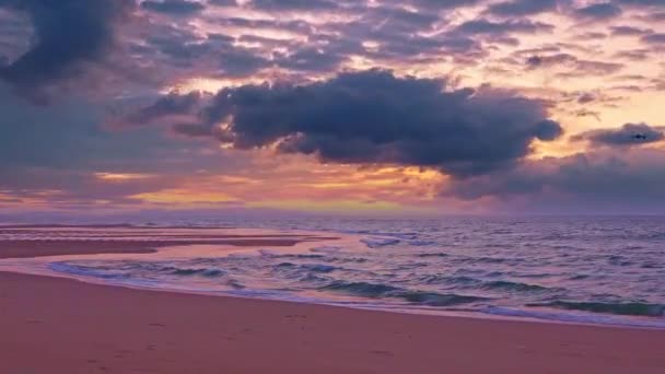 Золотий Захід Сонця Пляжі Аварійними Хвилями Пінистих Хвиль Рухаються Барвистого — стокове відео