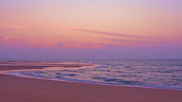 Золотий Захід Сонця Пляжі Аварійними Хвилями Пінистих Хвиль Рухаються Барвистого — стокове відео