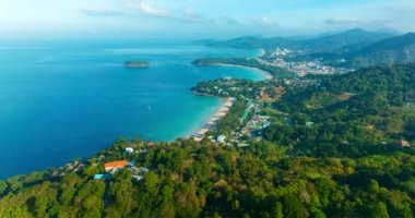 Phuket adasının tropikal kıyıları, güzel sahil, körfez ve dağların aşırı hızları.