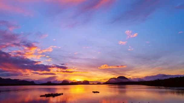 时光流逝的自然美丽的日出天空五彩斑斓的乌云 日出或日落的天空背景令人惊奇的乌云 — 图库视频影像