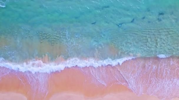 トップビュー美しいビーチ波の海の表面海岸 砂の海岸にクラッシュする素晴らしい波 自然と旅行の背景 — ストック動画