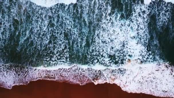 Draufsicht Schöner Strand Wellen Meeresoberfläche Küste Erstaunliche Wellen Krachen Auf — Stockvideo