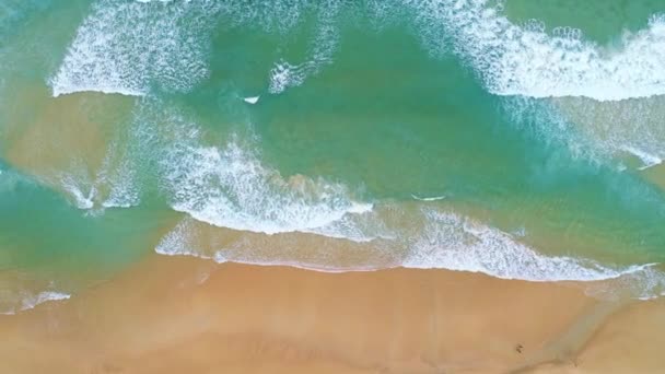 Top View Gyönyörű Beach Hullámok Tenger Felszíne Tengerpart Csodálatos Hullámok — Stock videók