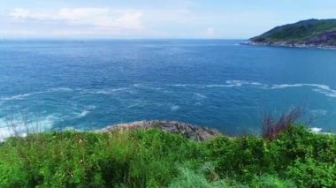 Muhteşem deniz kıyısı güzel dalgalar kayalara çarpıyor deniz zeminine, Tropikal okyanus manzarası güzel Phuket adası Tayland 'da, en iyi manzara deniz dalgaları arka plan