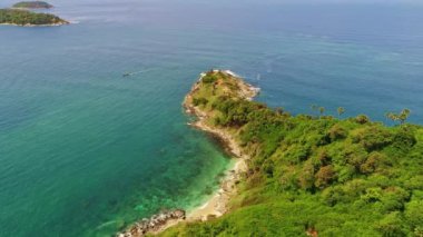 Muhteşem deniz kıyısı güzel dalgalar kayalara çarpıyor deniz zeminine, Tropikal okyanus manzarası güzel Phuket adası Tayland 'da, en iyi manzara deniz dalgaları arka plan