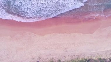 Üst Manzara Güzel sahil dalgaları deniz yüzeyi, kumlu kıyılara çarpan inanılmaz dalgalar, doğa ve seyahat arka planı