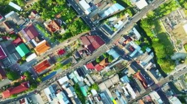 Phuket şehri Tayland 'ın güneşli bir günde Phuket City' nin güzel binası Phuket şehrinin hızlandırılmış görüntülerinin üst görüntüsü.