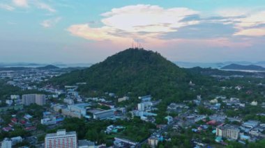 Phuket şehri Tayland 'ın güneşli bir günde Phuket City' nin güzel binası Phuket şehrinin hızlandırılmış görüntülerinin üst görüntüsü.