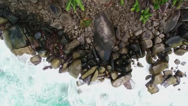 Muhteşem Deniz Kıyısı Güzel Dalgalar Kayalara Çarpıyor Deniz Zeminine Tropikal — Stok video