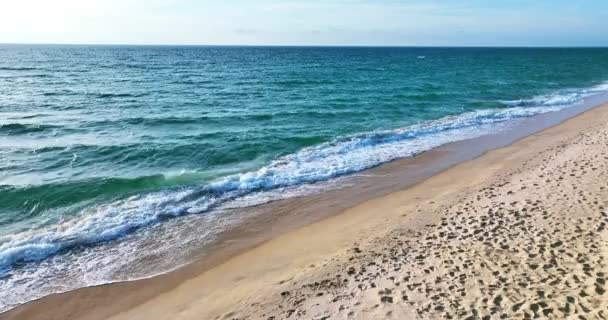 Красивые Пляжные Волны Берегу Моря Удивительные Волны Разбивающиеся Песчаном Берегу — стоковое видео