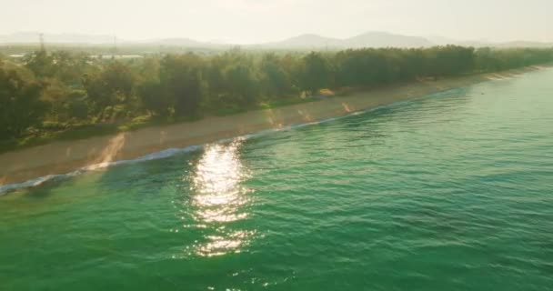 美しい海の夏の風景波海の水の表面高品質のビデオ鳥の目のビュー 広角レンズ午前中のドローンビュー海 — ストック動画