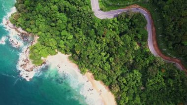 Muhteşem deniz kıyısı güzel deniz, güzel Phuket Adası Tayland 'daki tropikal okyanus manzarası, yüksek açılı deniz manzarası