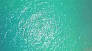 Muhteşem deniz yaz manzarası, dalgalar deniz suyu yüzeyi, yüksek kaliteli video kuş bakışı manzarası, geniş açı mercek okyanus manzarası yaz arkaplanı